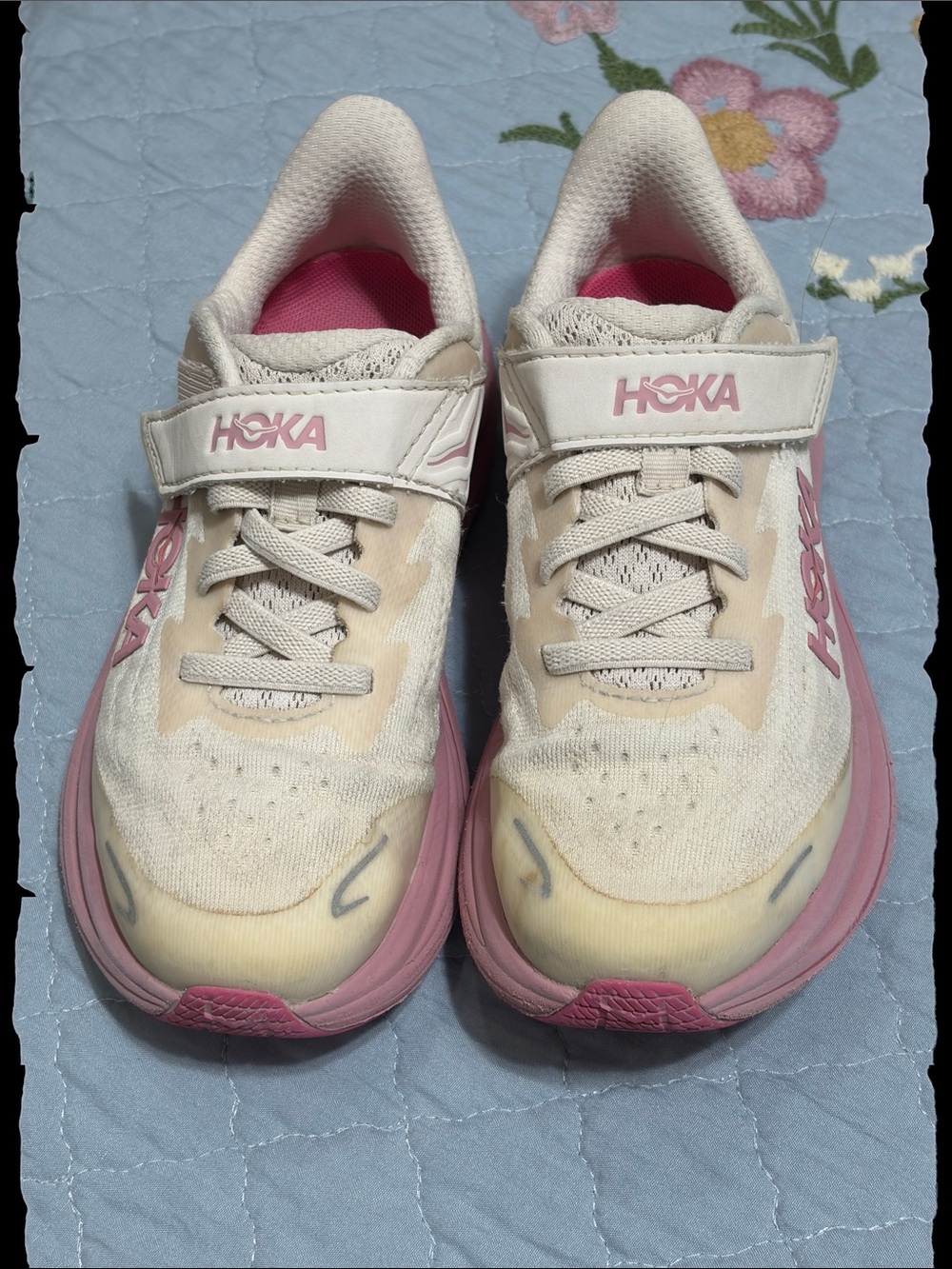 Hoka Kids Beige & Pink Sneakers with Hook-and-Loop Strap PreOwned Size 1Medium